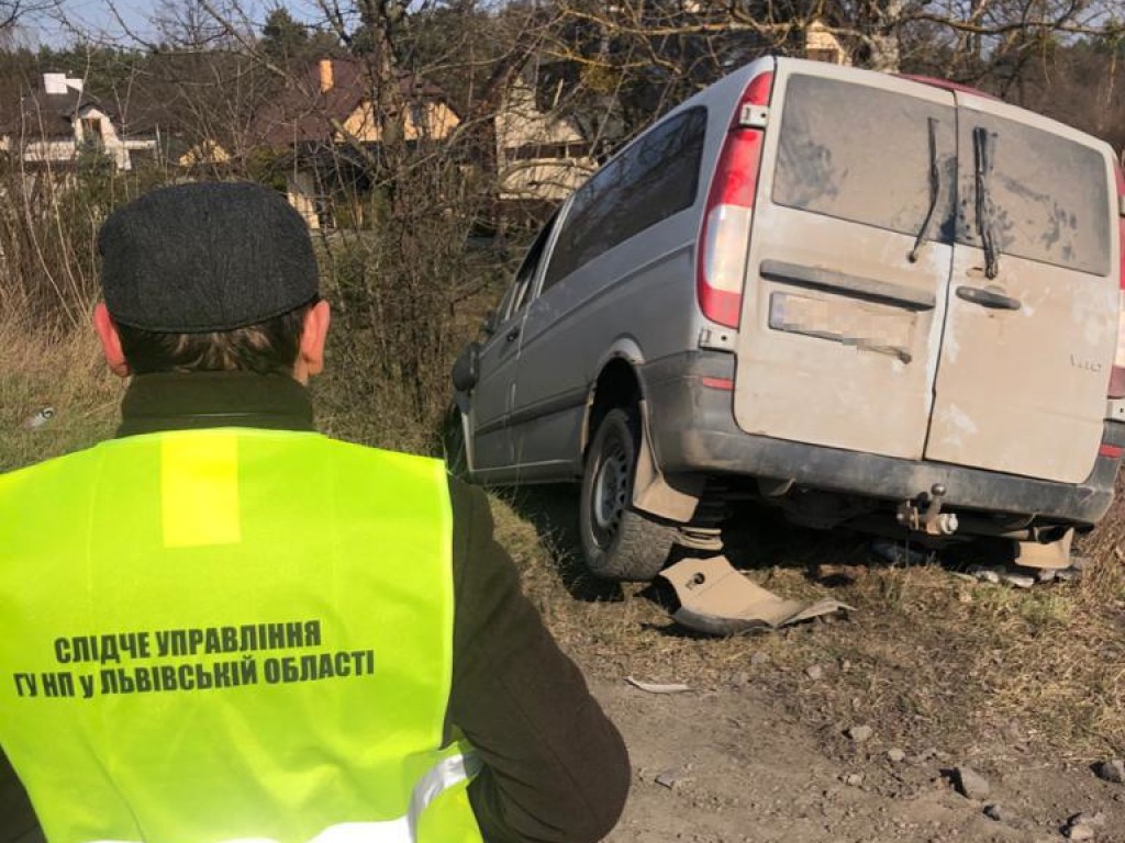 Во Львовской области в результате столкновения микроавтобуса и легковушки погибли три пассажирки (ФОТО)