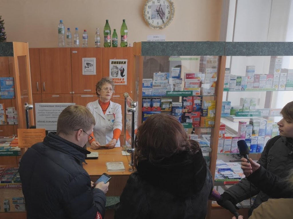 Адвокат прокомментировал решение Кабмина о праве людей с коронавирусом ходить в аптеки и магазины
