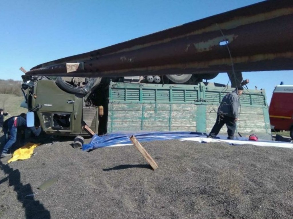 На трассе «Николаев &#8212; Одесса» столкнулись зерновоз с Fiat Doblo, один погибший (ФОТО, ВИДЕО)