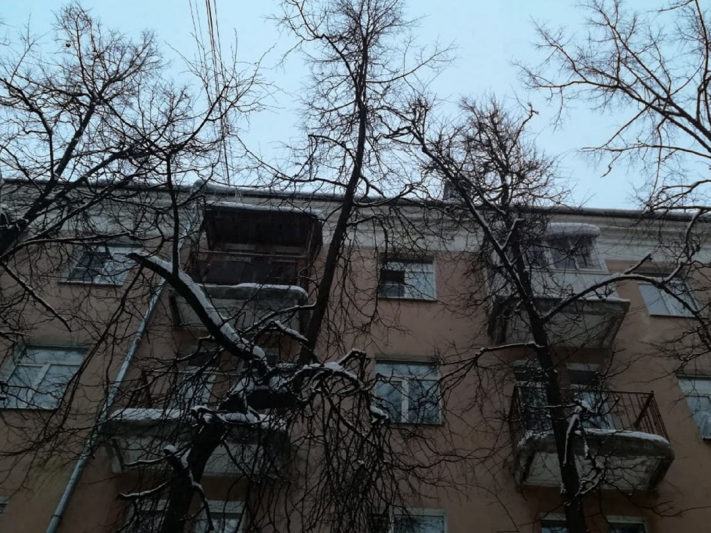 После падения с крыши дома в Запорожье госпитализировали мужчину
