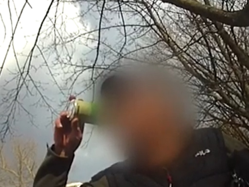 Водитель в Сумах устроил акт непослушания: перед полицейскими пил из бутылки алкоголь (ВИДЕО)