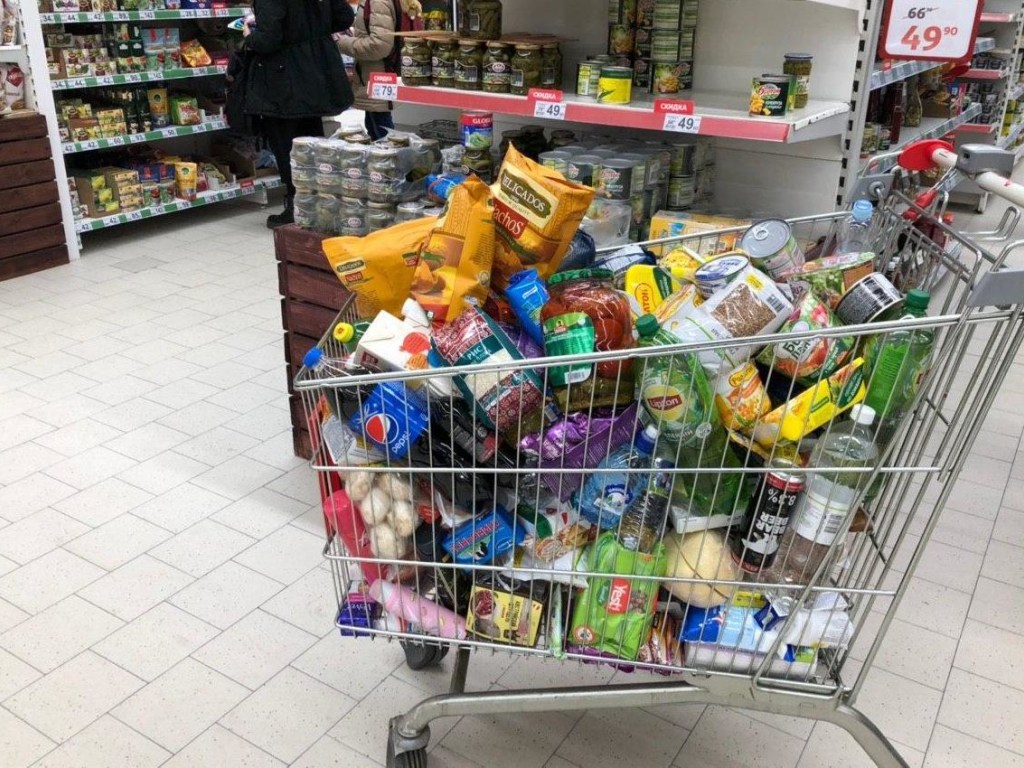 Минэкономики: в украинских магазинах прекратился ажиотажный спрос на гречку и сахар (ИНФОГРАФИКА)
