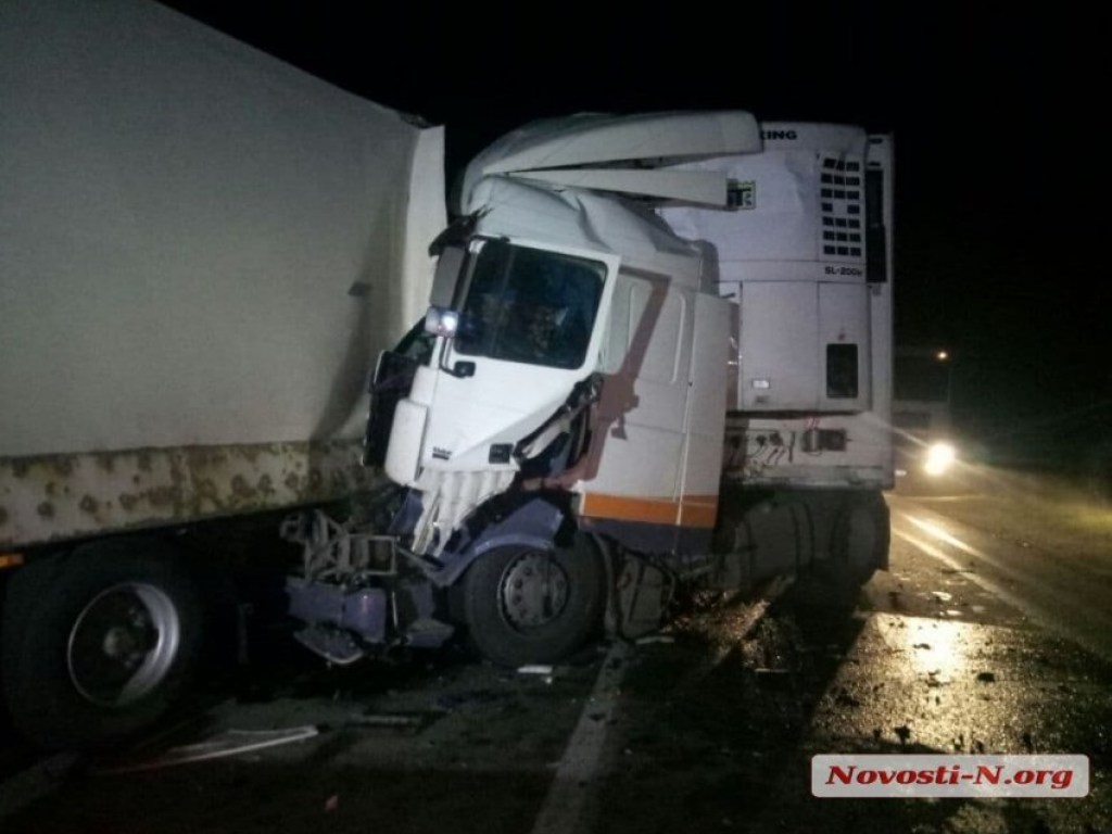 Ночью в Николаевской области на трассе столкнулись две фуры: есть пострадавшие (ФОТО)