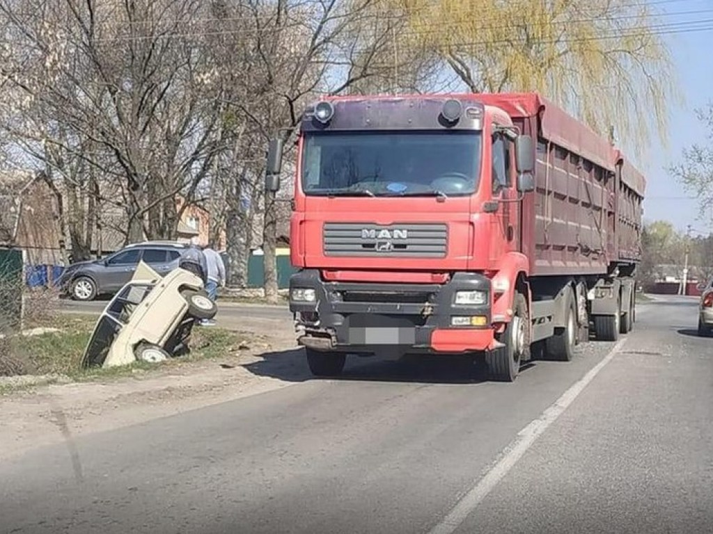 В Полтаве столкнулись грузовик и легковушка: есть пострадавшие