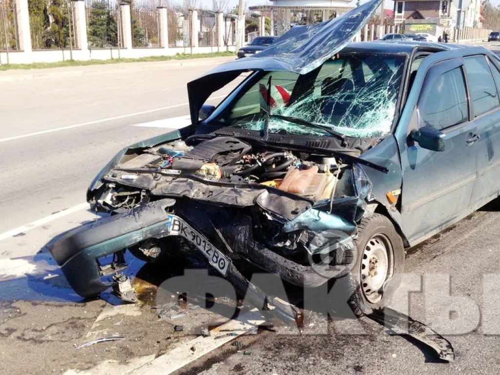 На Одесской трассе Fiat столкнулся в Hyundai, который притормозил перед поворотом (ФОТО, ВИДЕО)