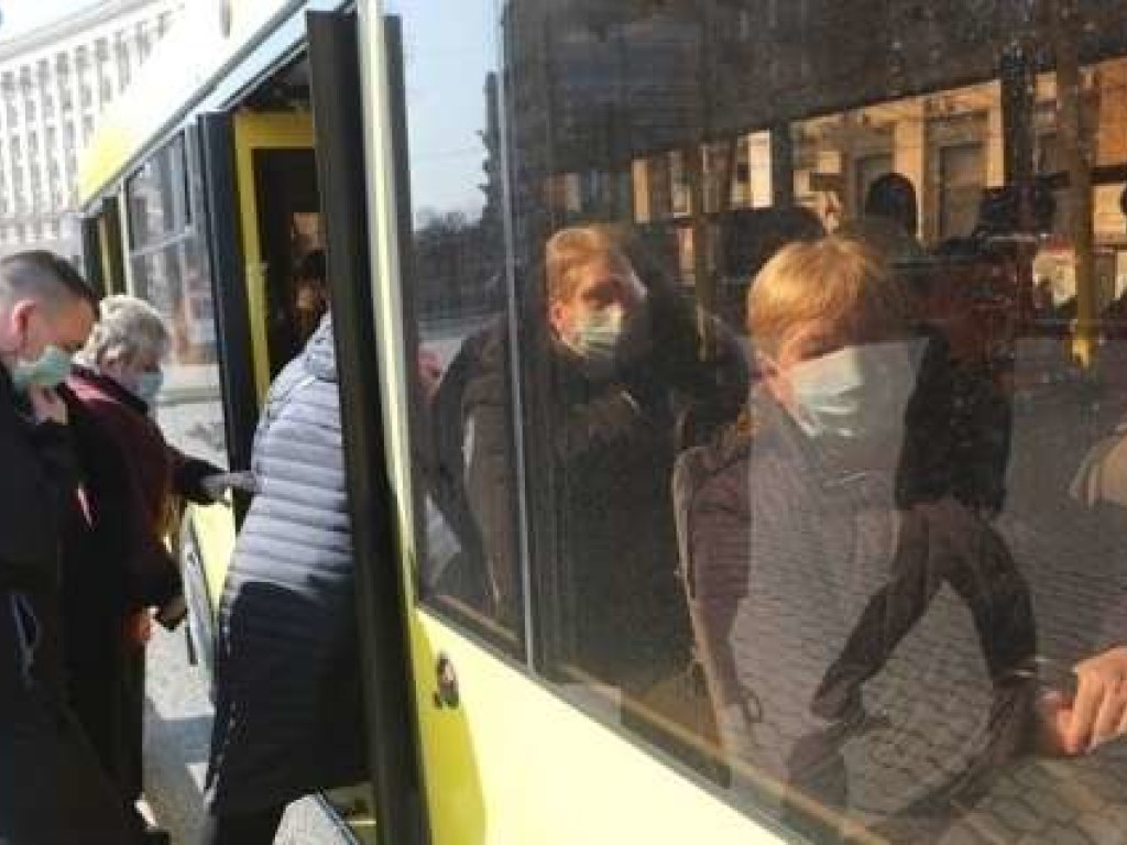 Люди в Кропивницком разбили стекло автобуса: протестовали против требования кондуктора надеть маски (ВИДЕО)