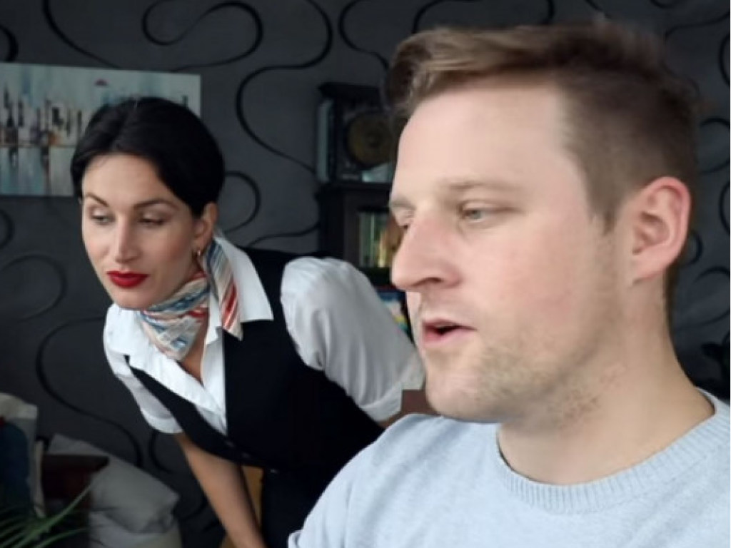 Как работают стюардессы на «удаленке»?: забавное видео из Сети