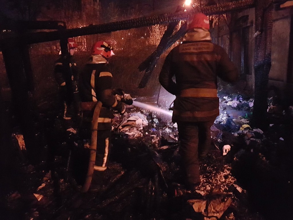 Пожар в заброшенном доме в Киеве: на пепелище нашли два мужских трупа (ФОТО)