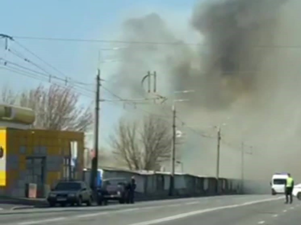 Дым от крупного пожара накрыл дорогу на Виноградарь в Киеве (ВИДЕО)