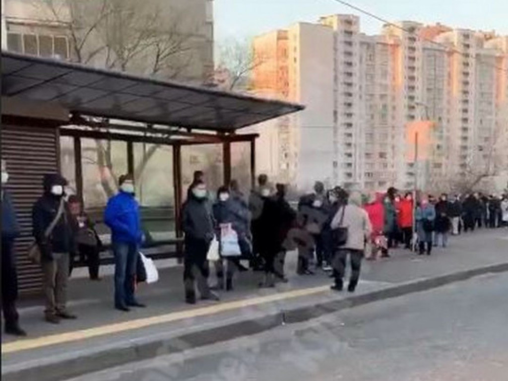 В Киеве увидели огромную очередь на маршрутку (ФОТО, ВИДЕО)