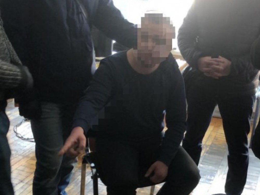 На взятке в 135 тысяч гривен в Харькове задержали чиновника (ФОТО)