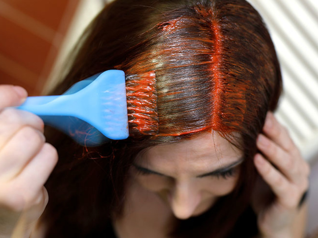В изоляции сам себе парикмахер: секреты домашнего окрашивания волос