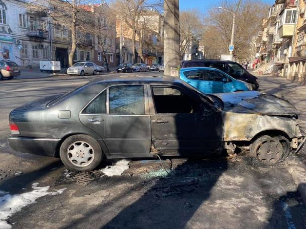 В центре Одессы неизвестные сожгли автомобиль известного активиста (ФОТО)