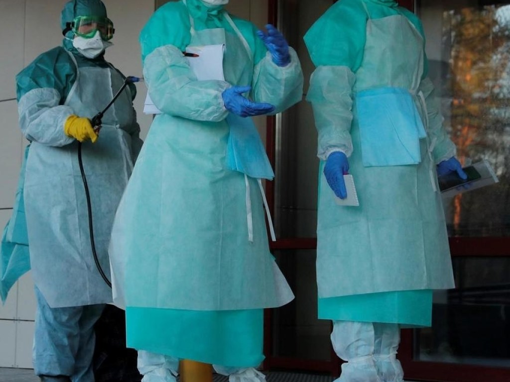 Итальянские медики рассказали, можно ли заразиться коронавирусом через одежду и волосы