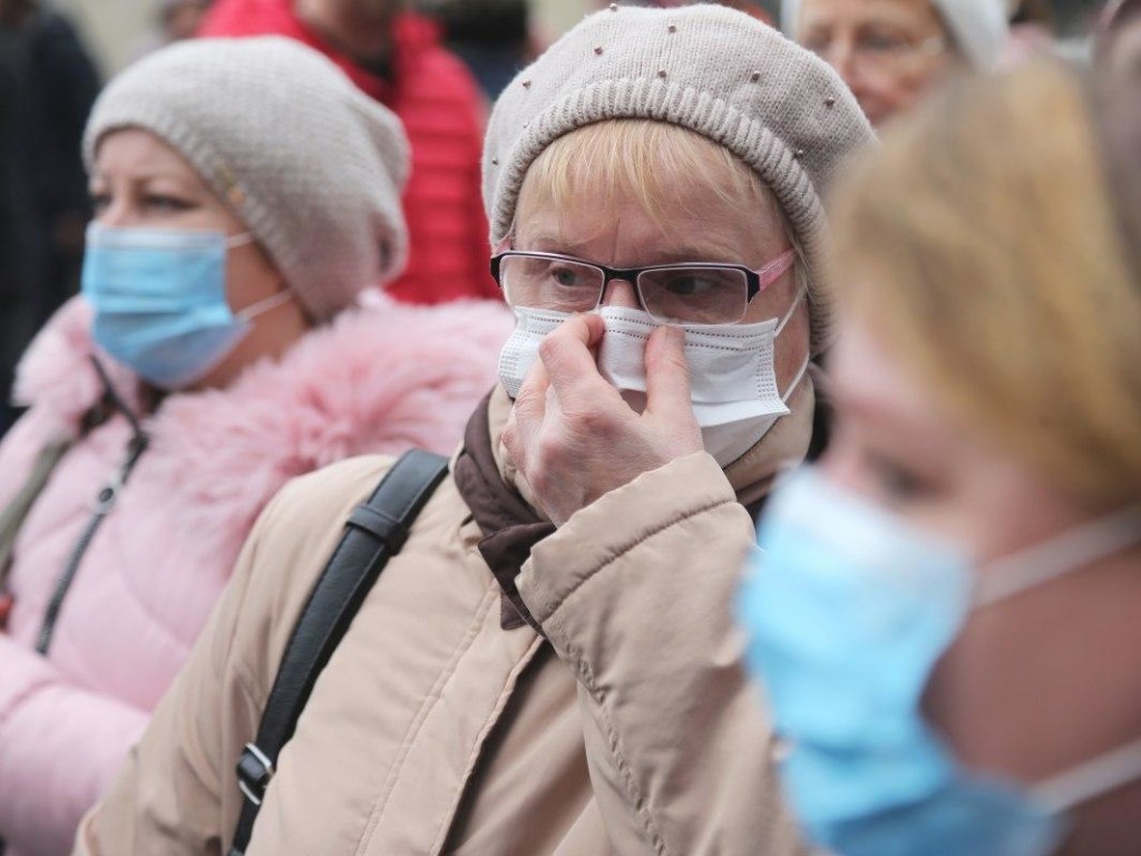 В Киеве ввели обязательное ношение масок на улице