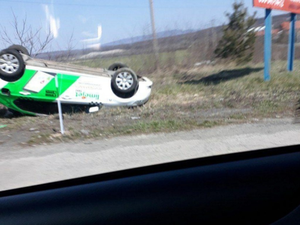 В селе на Закарпатье автомобиль перевернулся на крышу (ФОТО)