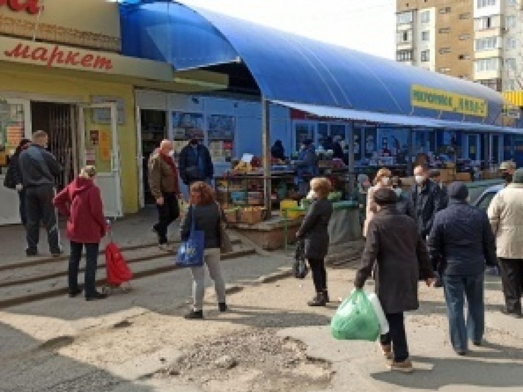 В Черновцах из-за карантинных ограничений люди начали штурмовать магазины (ФОТО)