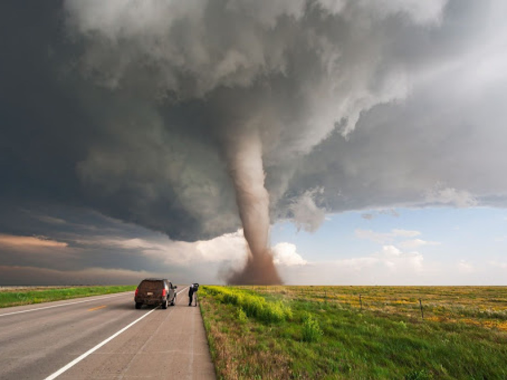 В США опасно находиться: в некоторых штатах зафиксированы штормы и мощные торнадо (ВИДЕО)