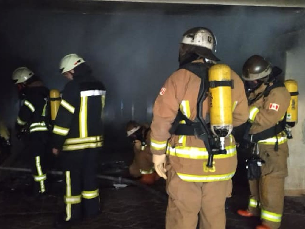 Пожар на Крещатике в Киеве: дым валит из-под земли (ФОТО, ВИДЕО)