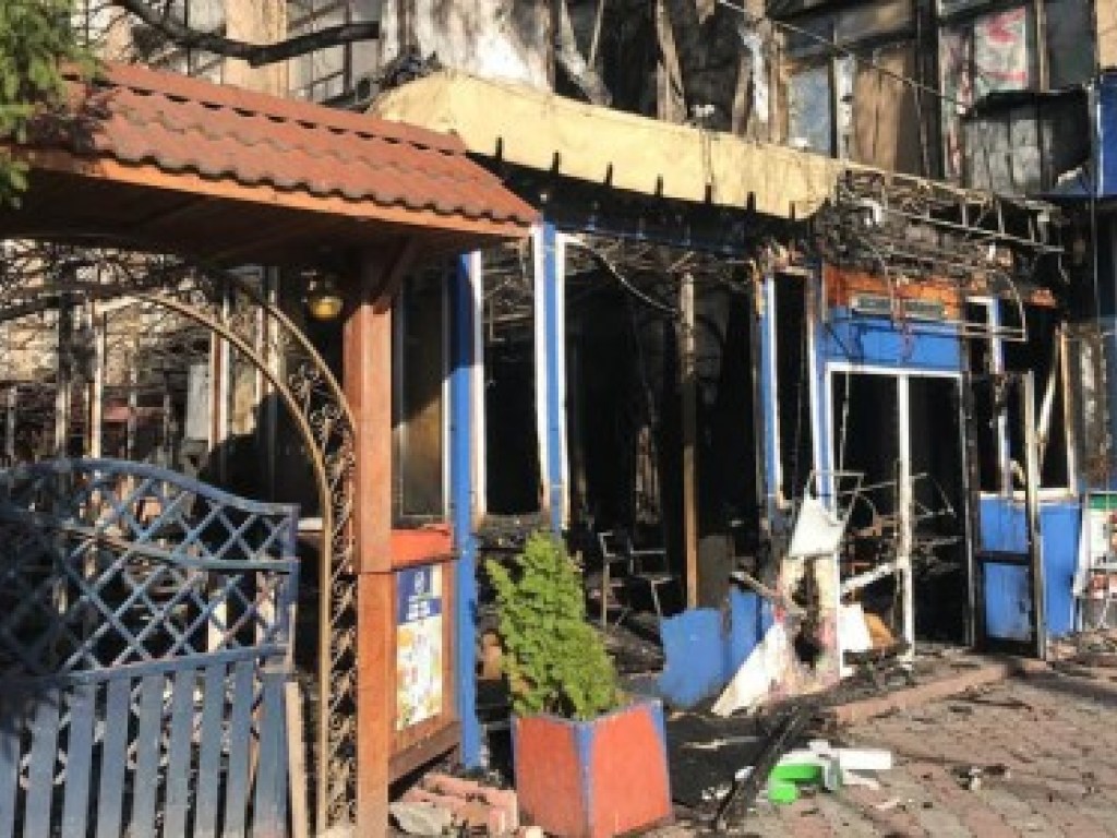 В центре Харькова ночью горело кафе: пламя было выше крыши (ФОТО, ВИДЕО)