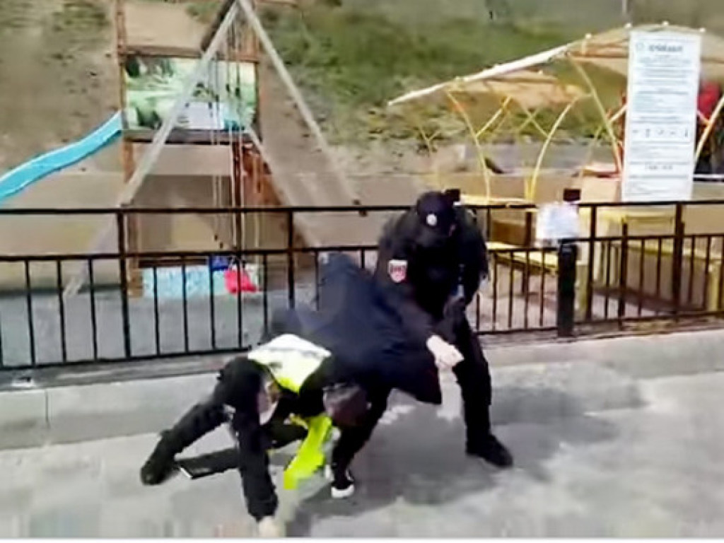 Одесские полицейские не стали церемониться с «нарушителем» карантина (ФОТО)