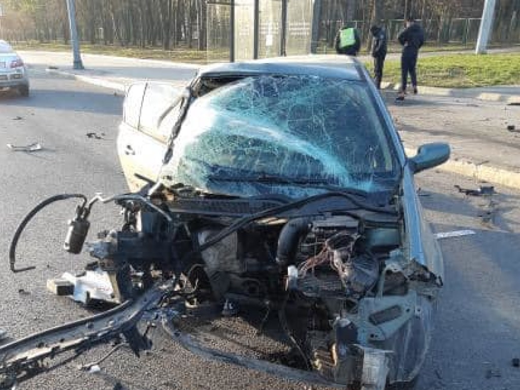 На проспекте в Харькове столкнулись Renault и Lanos: у авто сильные повреждения (ФОТО)