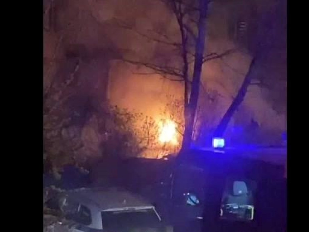 На Харьковском массиве в Киеве во дворе жилого дома горело авто (ВИДЕО)