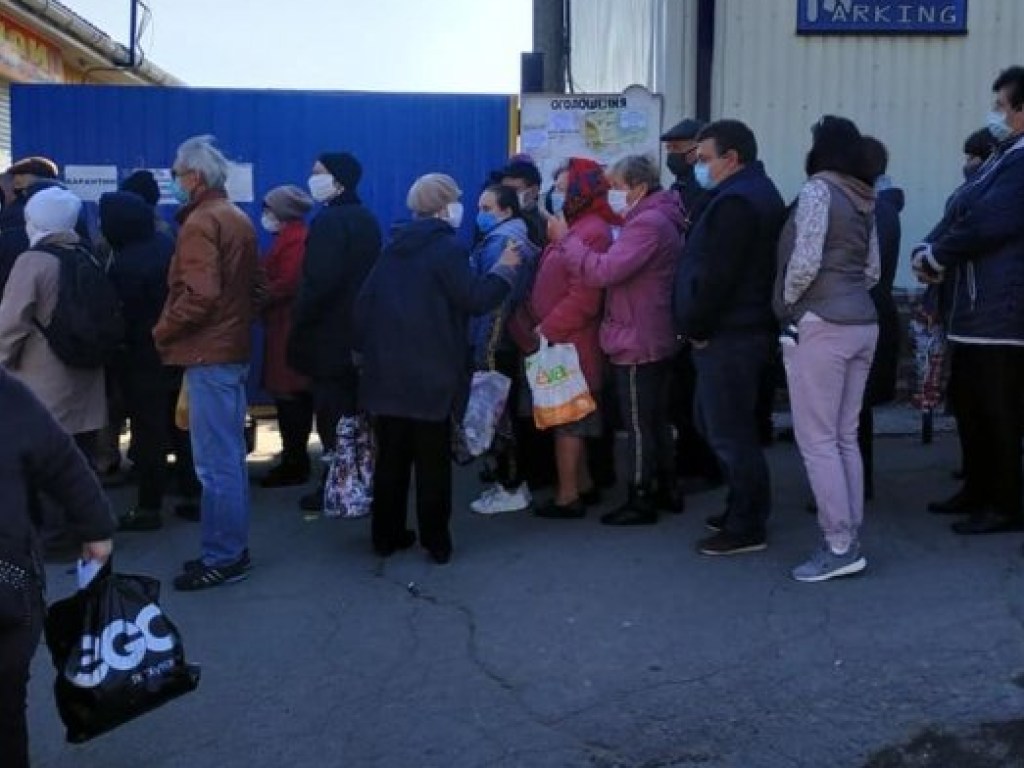 «А как же социальная дистанция?»: у рынка на Николаевщине увидели огромную очередь (ФОТО)