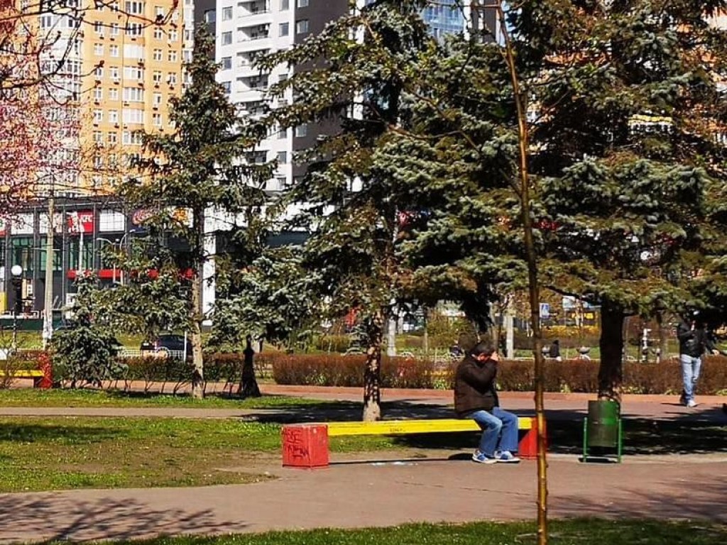 Ужесточение карантина в Киеве: люди выпивают в общественных местах, масок в аптеках нет (ФОТО)