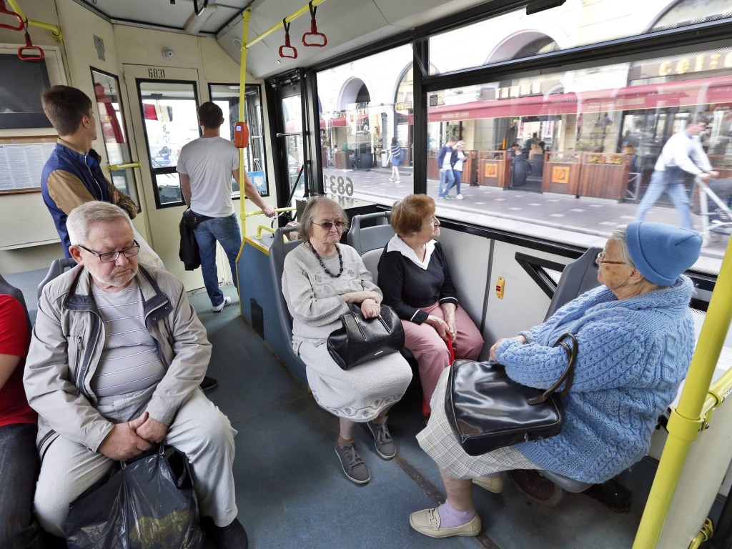 Вопреки усилению карантина:  В Запорожье полностью возобновили работу общественного транспорта