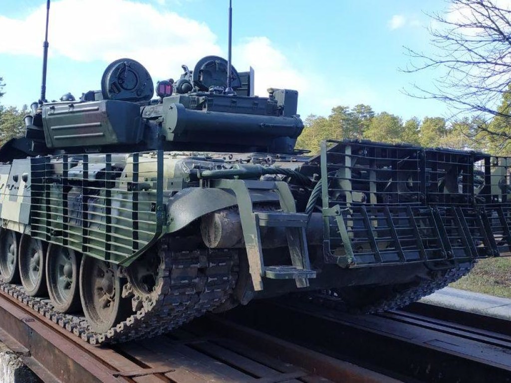 В Черниговской области военные начали тестировать модернизированный танк Т-72
