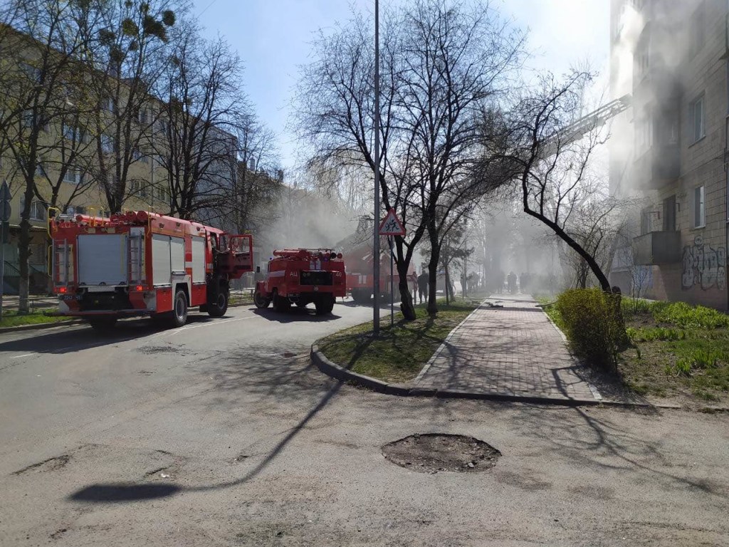Под Киевом горела квартира в многоэтажном доме (ФОТО)