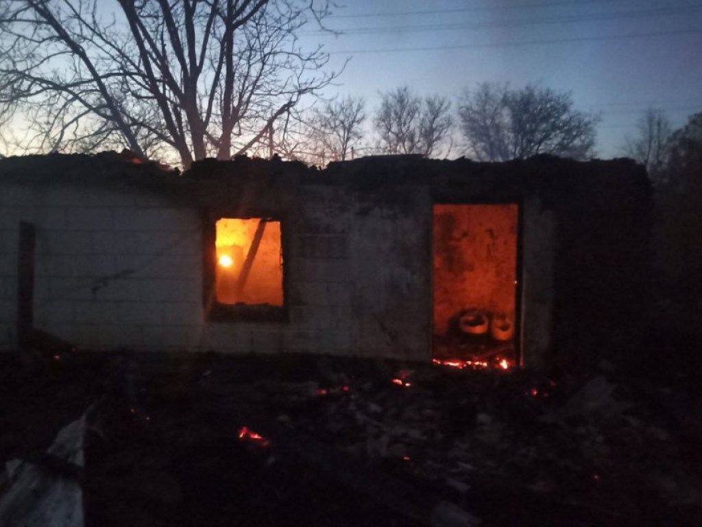 На Днепропетровщине горел дом: маленькая девочка отравилась угарным газом (ФОТО)