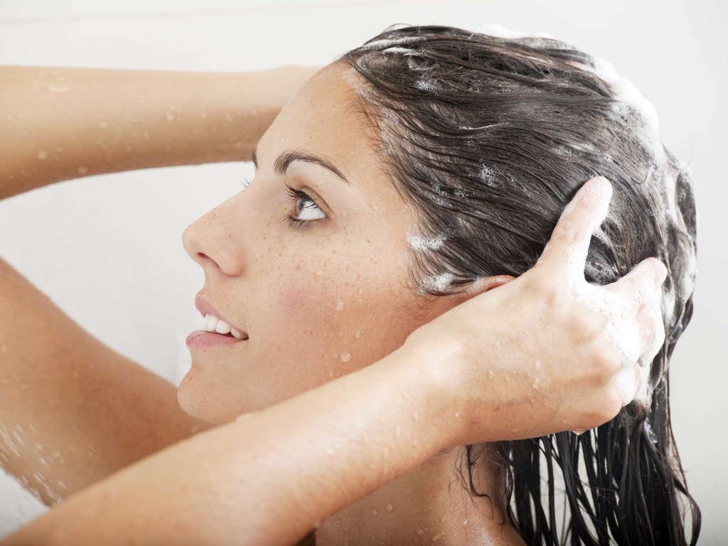 Стало известно, как приготовить шампунь против выпадения волос в домашних условиях