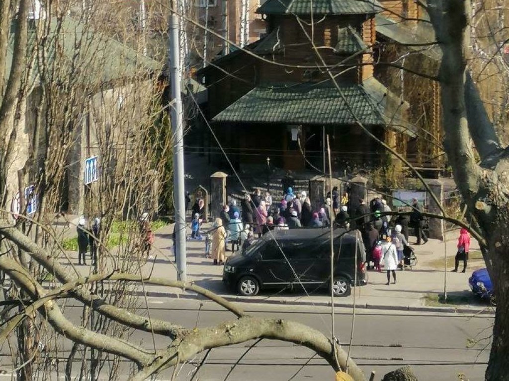 На Сырце в Киеве у церкви увидели толпу прихожан с детьми (ФОТО)