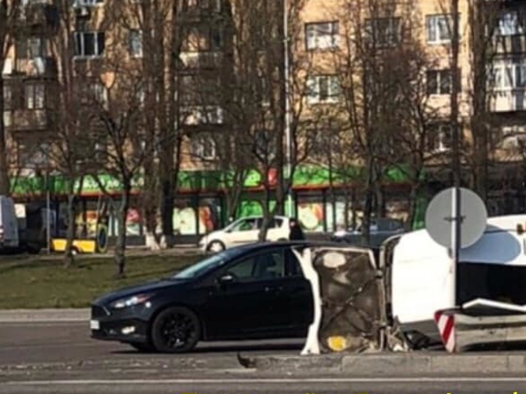 На Окружной дороге в Киеве фургон перевернулся на бок (ФОТО)