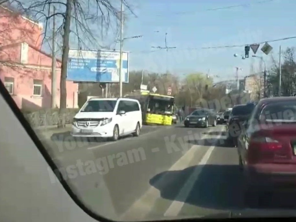 На Лукьяновке в Киеве произошло ДТП с троллейбусом (ВИДЕО)