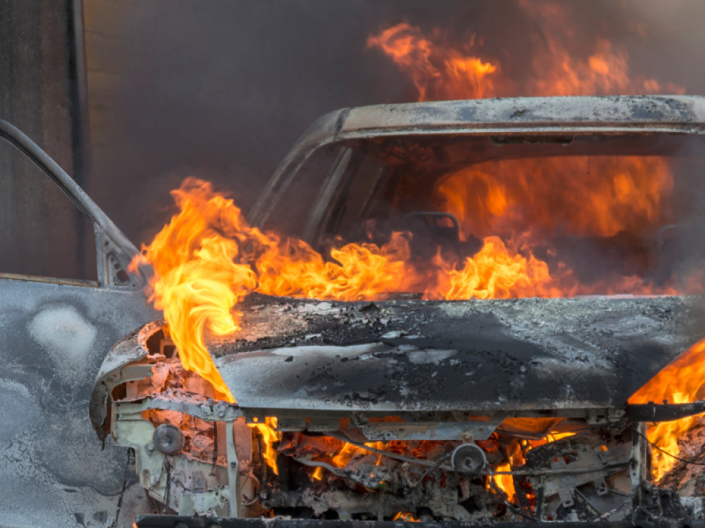 В Киеве во дворе сгорела Toyota Camry: огнем повреждены еще две иномарки (ФОТО)