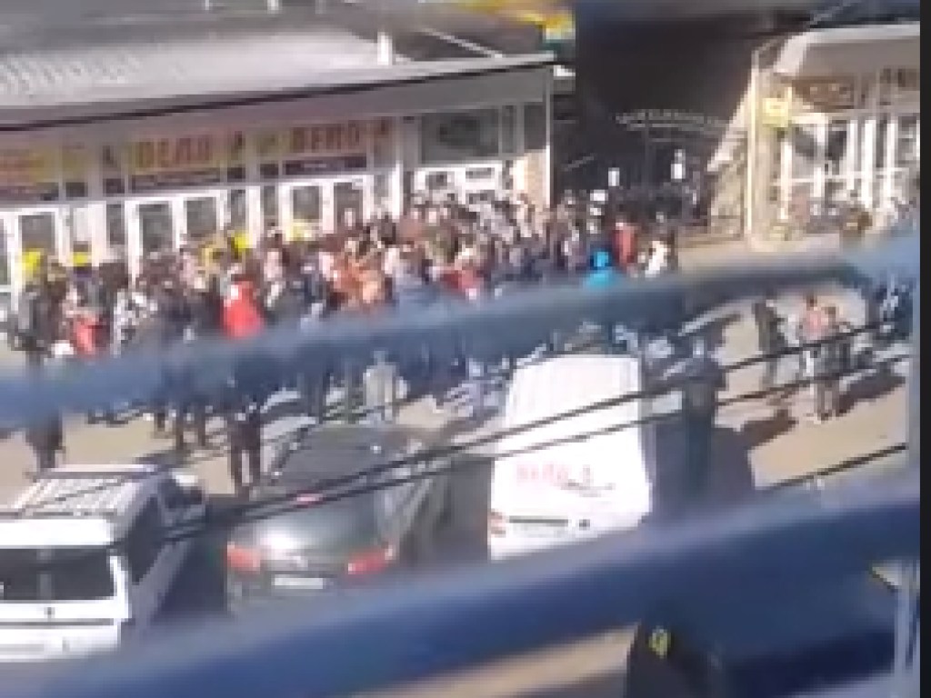 «Говорите, карантин?»: в Житомире у рынка увидели толпу покупателей (ФОТО, ВИДЕО)