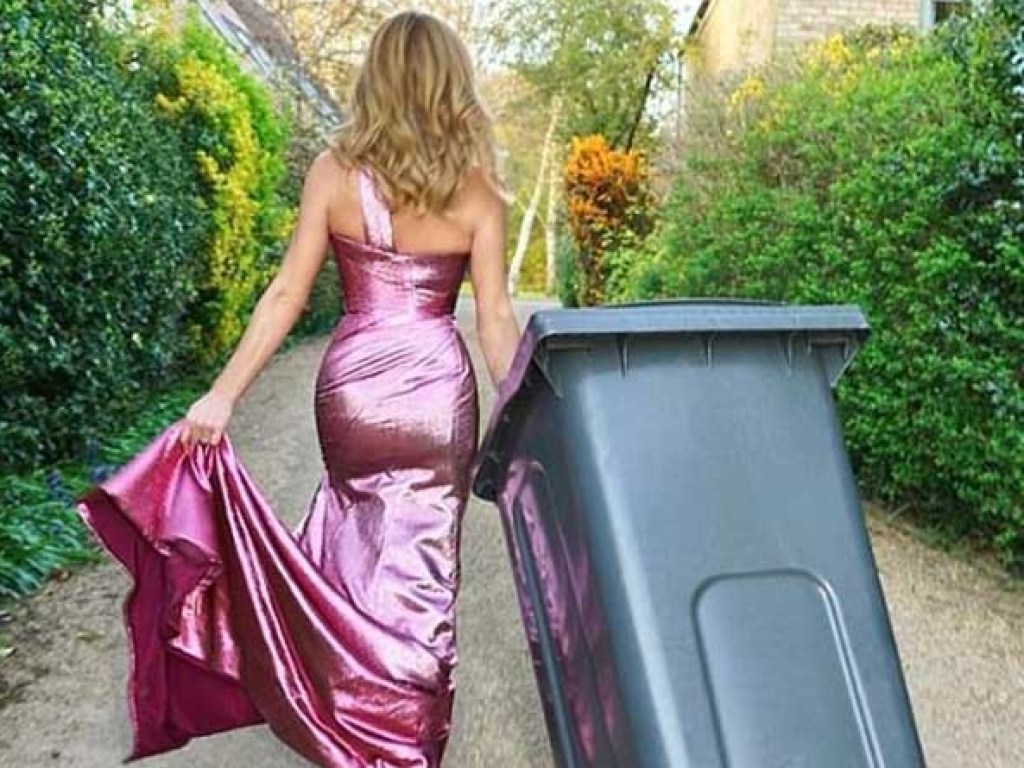 Не пропадать же добру: женщины в период карантина выносят мусор в роскошных платьях (ФОТО)