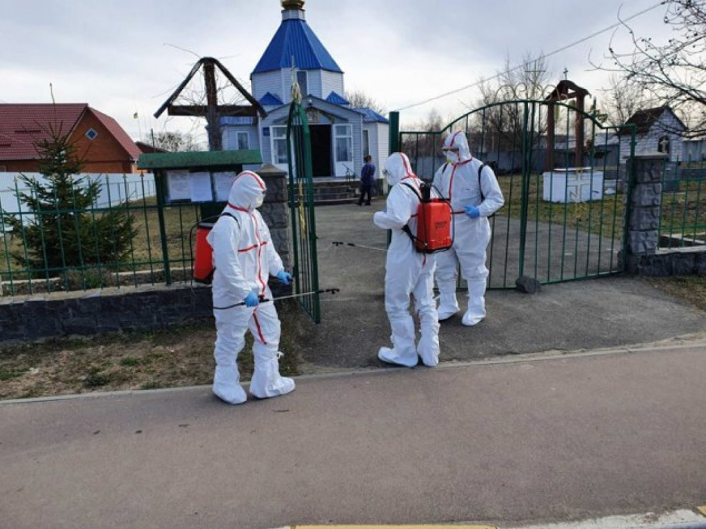 Побывали на похоронах: у троих священников и еще 22 человек в Черновицкой области обнаружили коронавирус