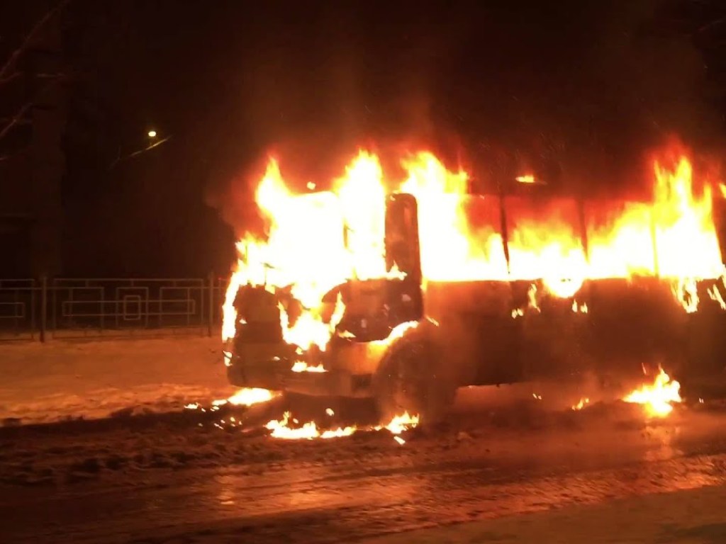 На Львовщине автобус слетел в кювет и загорелся: водителя госпитализировали