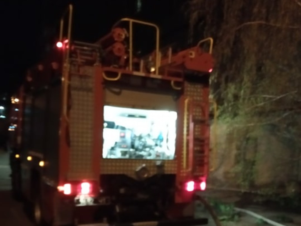 Пожар на Борщаговке вызвал панику у жителей района (ФОТО)