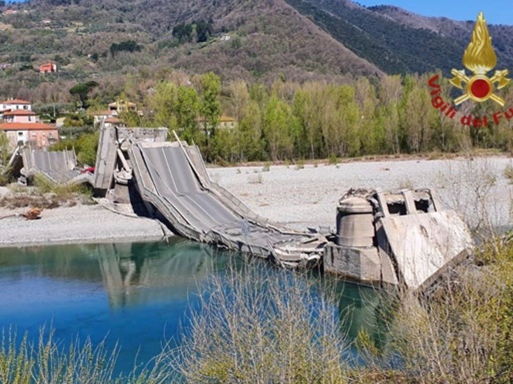 В Италии рухнул автомобильный мост (ФОТО)