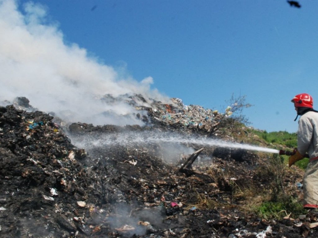 Во Львовской области продолжается пожар на мусорной свалке
