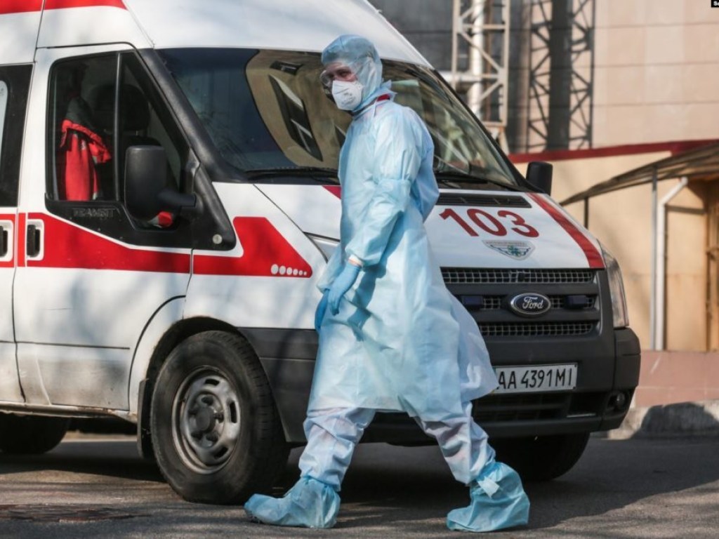 В Херсонскую область из Польши приехал парень с подозрением на коронавирус: отказывался ехать в больницу и был доставлен туда со спецназом