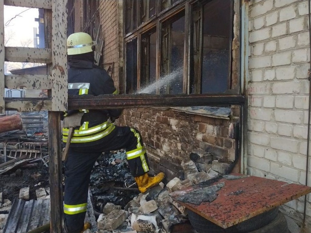 ГСЧС: в Дарницком районе Киева пожар на складах начался из-за мангала (ФОТО)