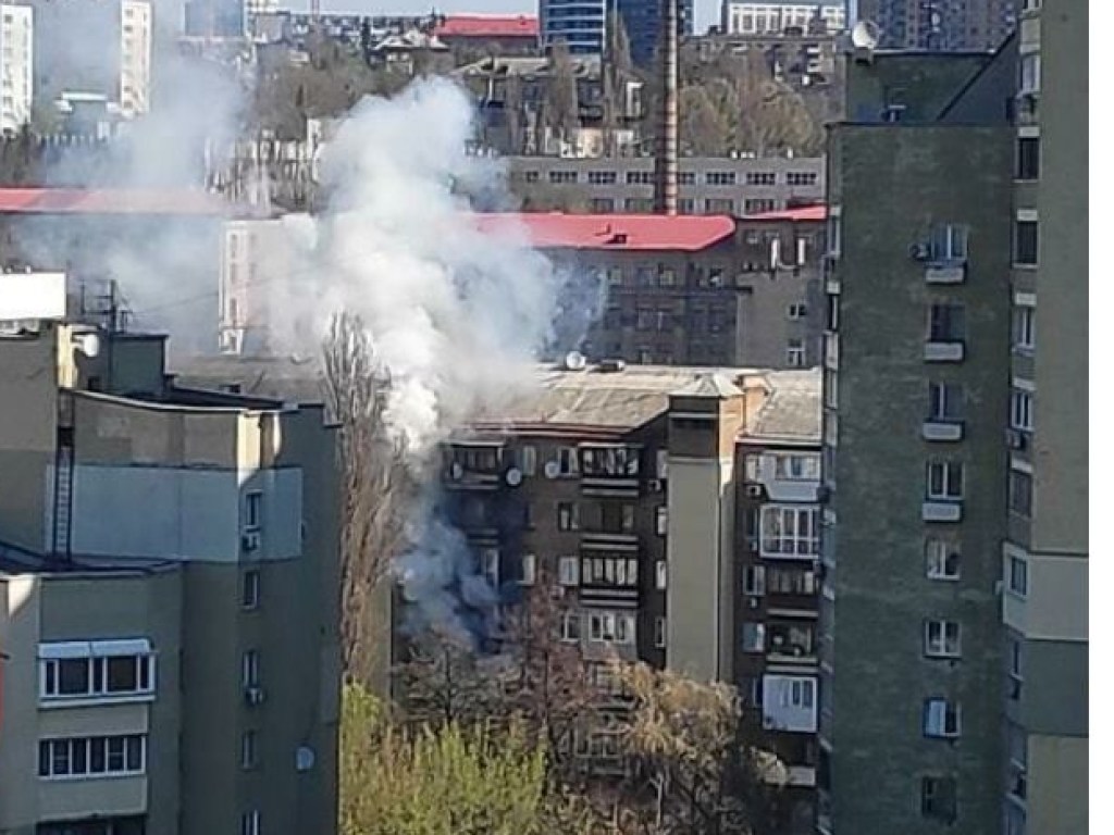 У станции метро «Палац Украина» в Киеве произошел серьезный пожар в многоэтажке (ФОТО)