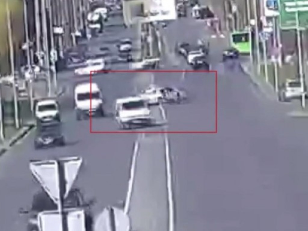 Опубликовано видео ДТП из Винницы, где водитель Jaguar сбил мотоциклиста
