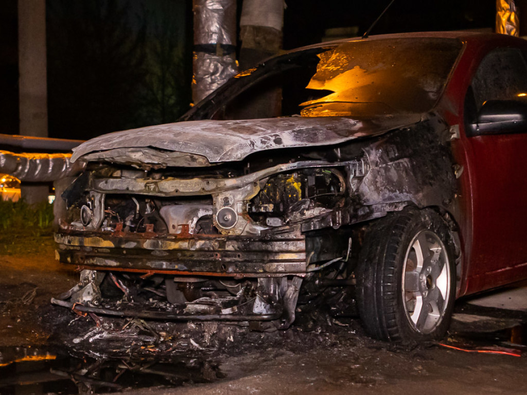 В Днепре на проспекте дотла сгорел припаркованный Chevrolet (ФОТО)